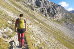 Alessandro verso la sella del Monte Aquila