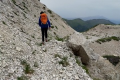 Alessio verso il sentiero alto sopra il rifugio